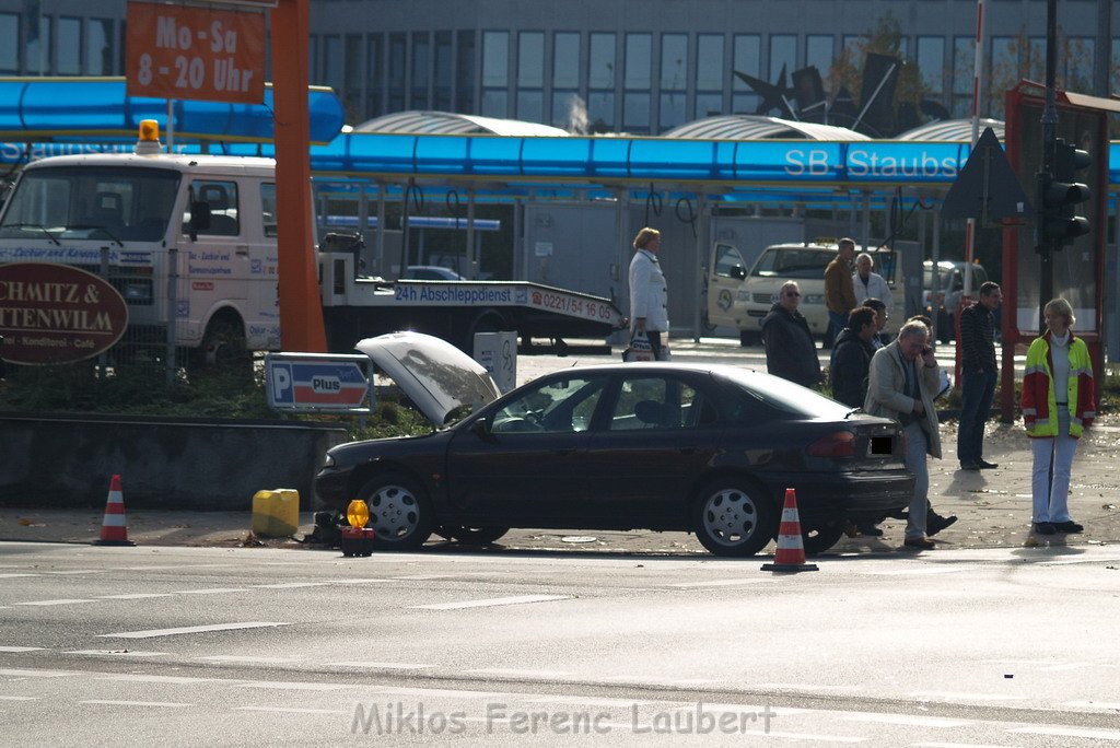 Schwerer VU Notarzt Pkw Koeln Ehrenfeld Weinsbergstr Oskar 98.JPG